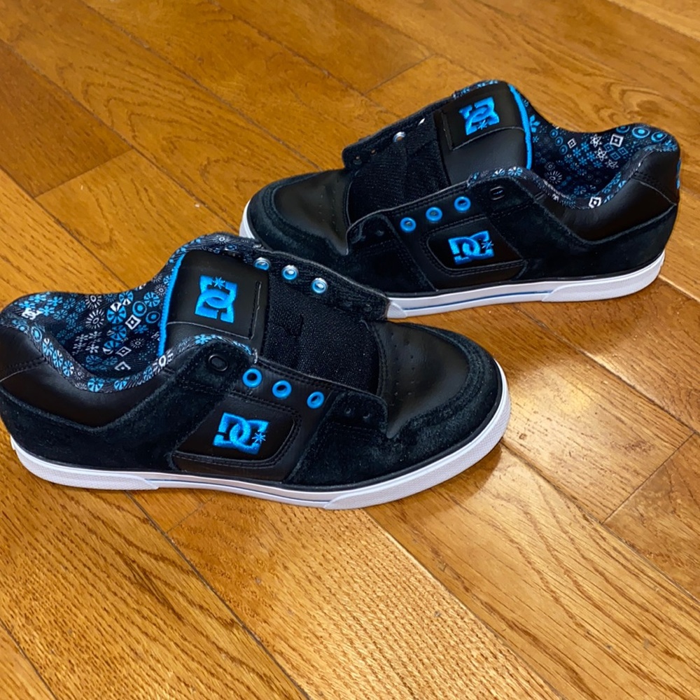 Skateboard shoes